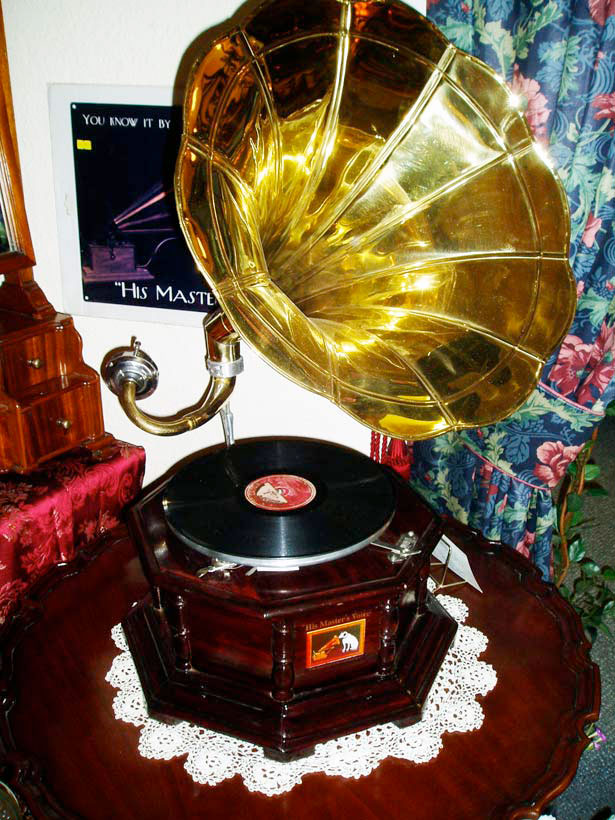 Blast from the Past: Vintage Technologies That We No Longer Use gramophone